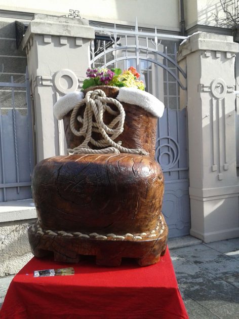 Carved boot at the Fiera di St Orso